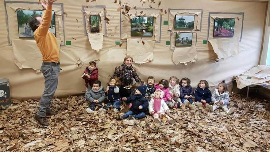 El pintor Luis Iglesias, ayer, con alumnos de la escuela infantil La Pixuetina de Cudillero.