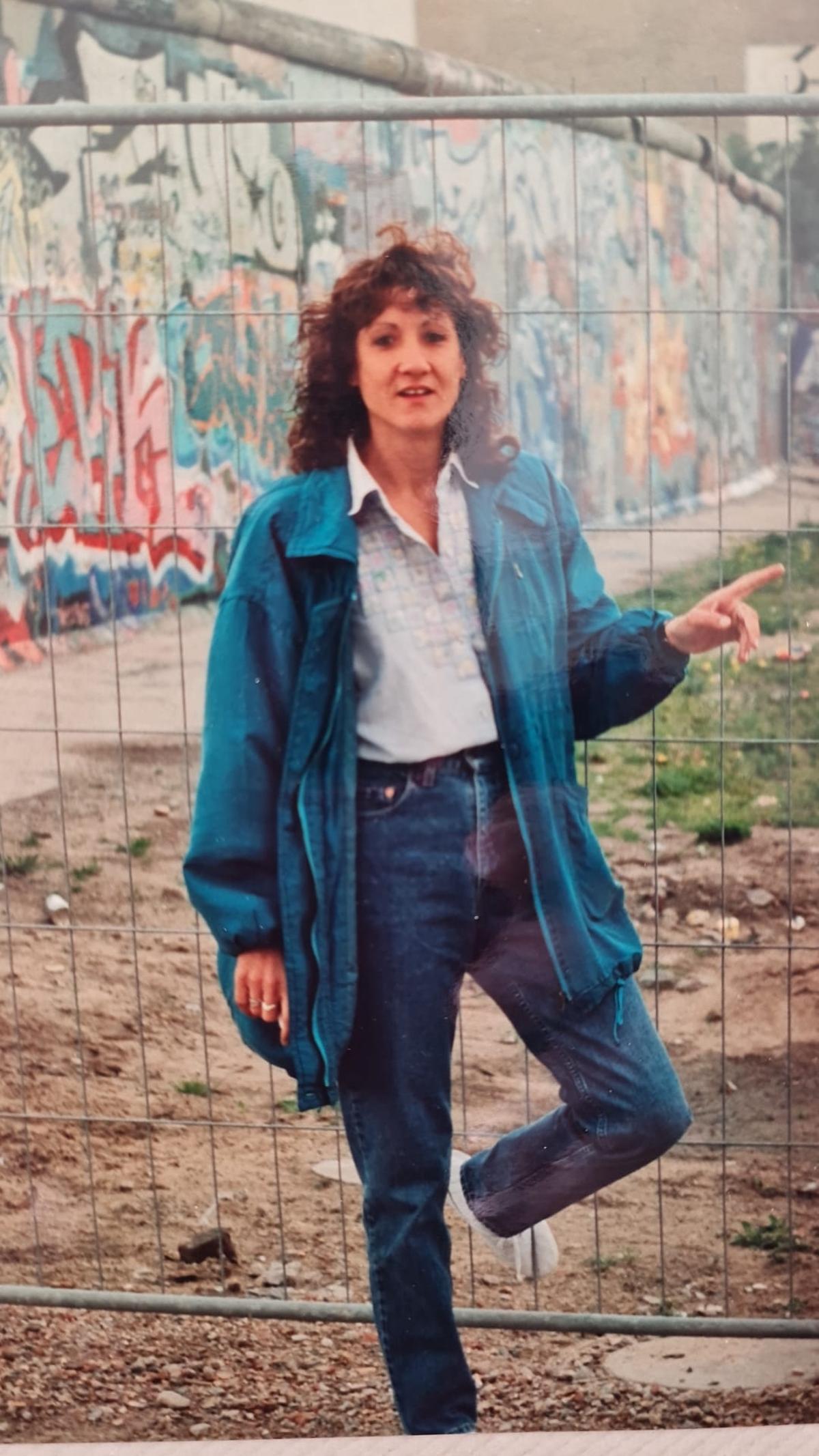 Marisol Sellés davant el mur de Berlín, l'any 1996.
