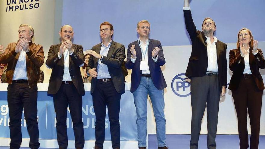 Barreiro, Louzán, Feijóo, Rueda, Rajoy y Ana Pastor, ayer en la clausura del congreso del PP de Pontevedra. // Rafa Vázquez