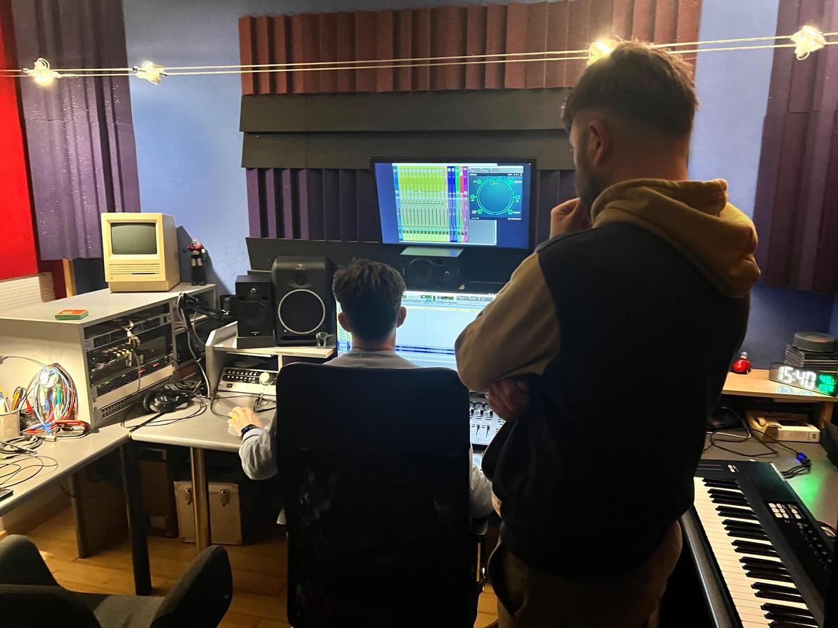 Kike Soriano, de pie, en un estudio de grabación.