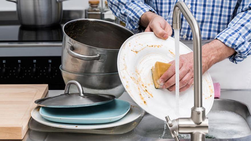 ¿Sabes fregar bien los platos? Así es como se hace