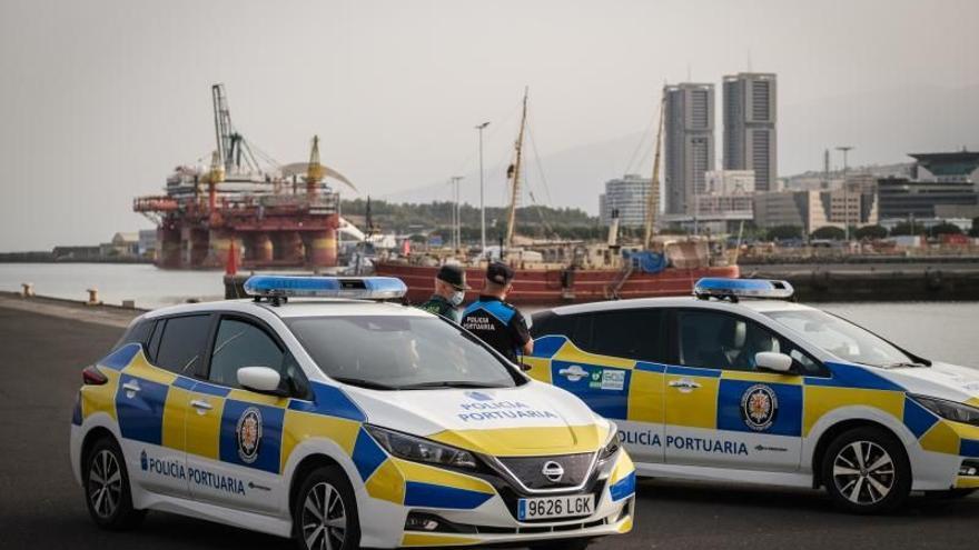 La Policía y la Guardia Civil en el puerto de Tenerife tras el hallazgo del cadáver.