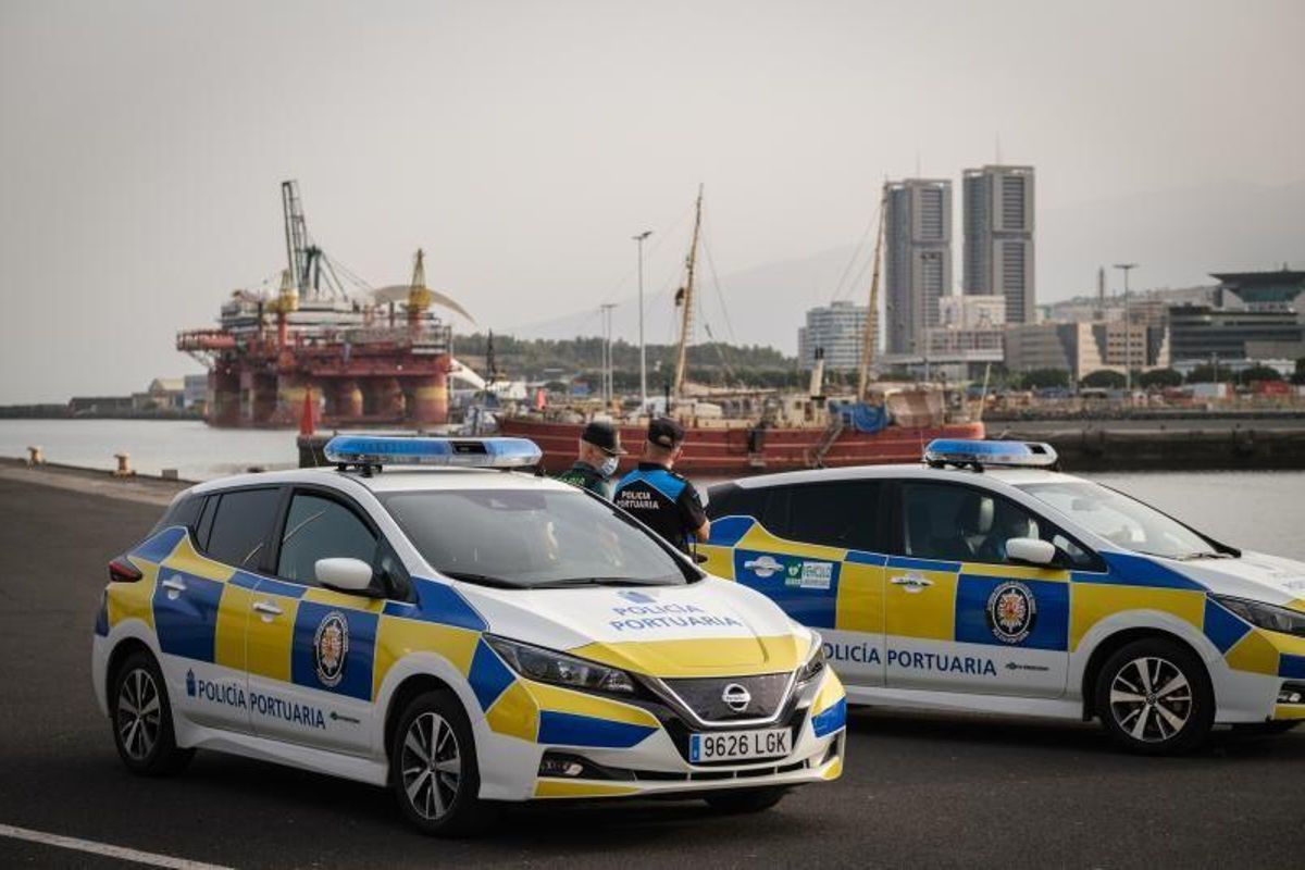 La Policía y la Guardia Civil en el puerto de Tenerife tras el hallazgo del cadáver.