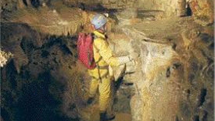 Espeleólogo del Cavex Team en una galería a -1.980 metros.