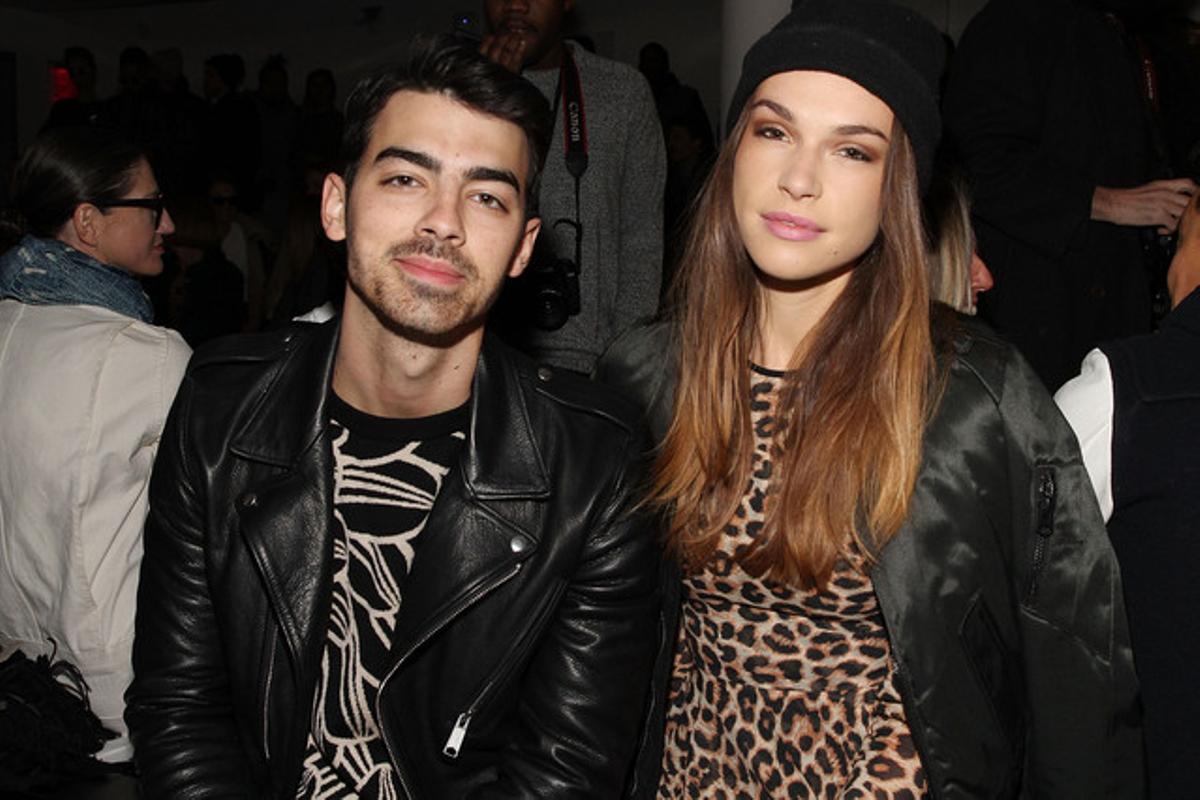 El cantant Joe Jonas amb Blanda Eggenschwiler a la desfilada de The Public School a la setmana de la moda de Nova York.