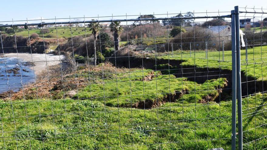 Una parte del parque de As Trece Rosas se desprende sobre la cala de Bastiagueiriño