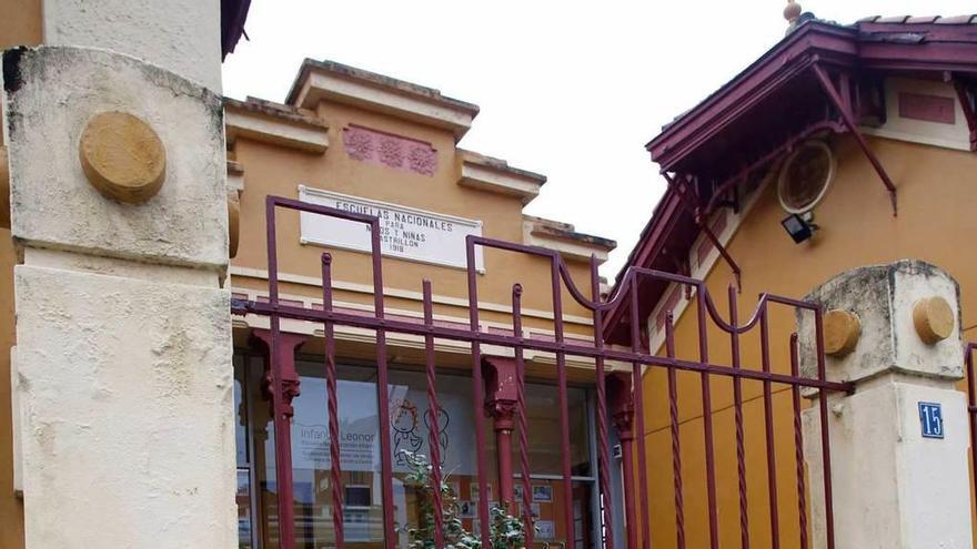 Fachada del colegio Infanta Leonor, con desconchones y manchas de humedad, el pasado marzo.