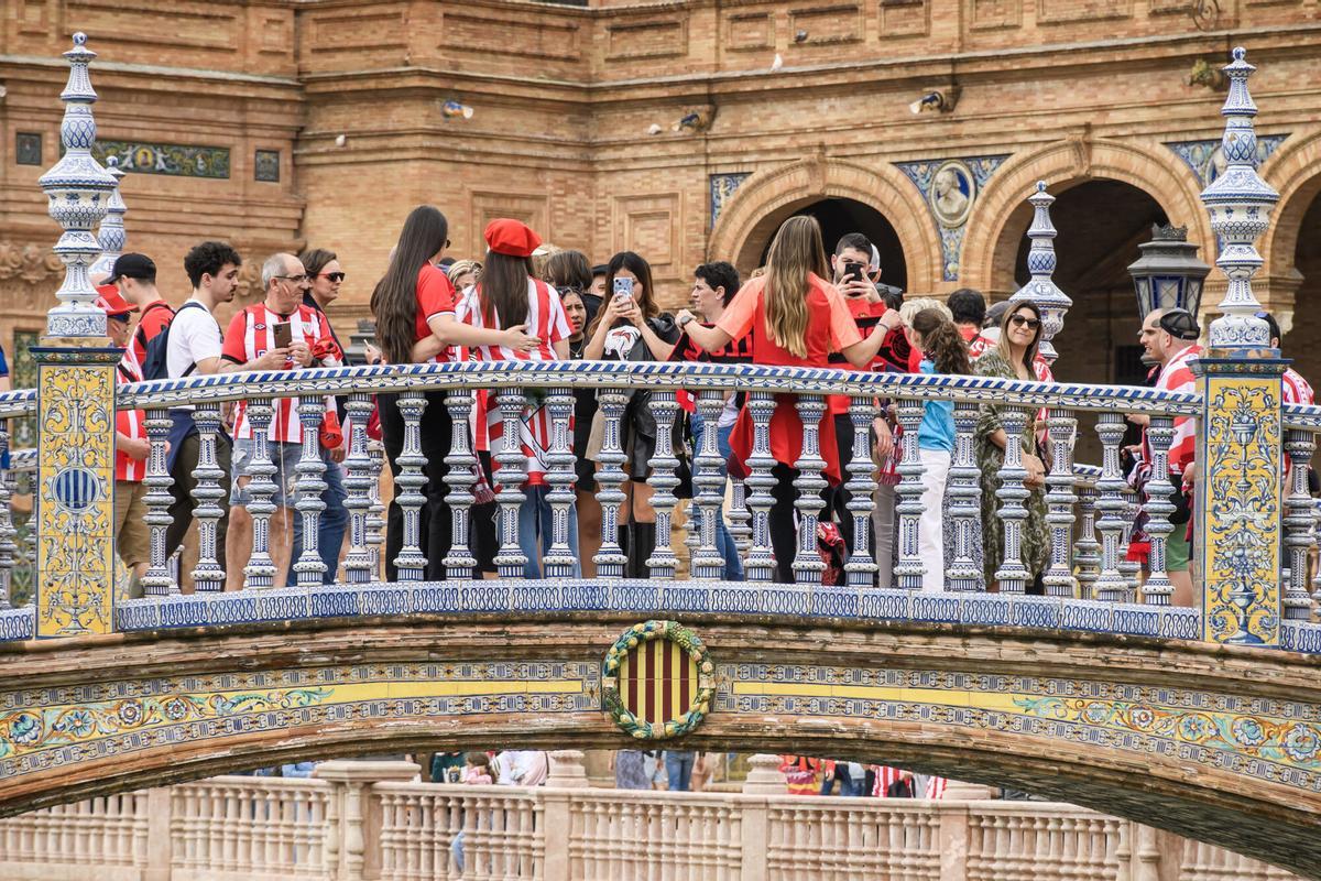 Aficionados del Athletic y delMallorca pasean por Sevilla en la final de la Copa del Rey de 2024.
