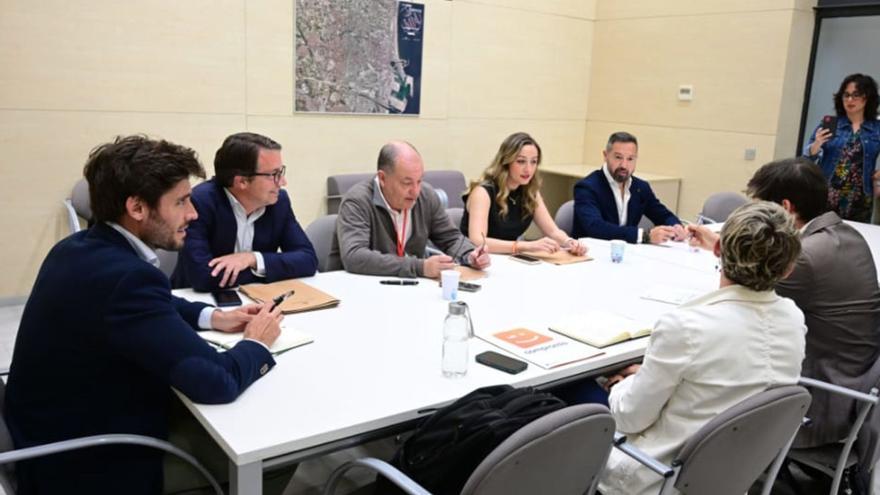 Los representantes de los grupos políticos de la ciudad de València, reunidos ayer en torno al Nou Mestalla. | LEVANTE-EMV