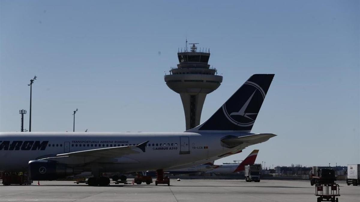 Un avión en la pista del Aeropuerto de Barajas