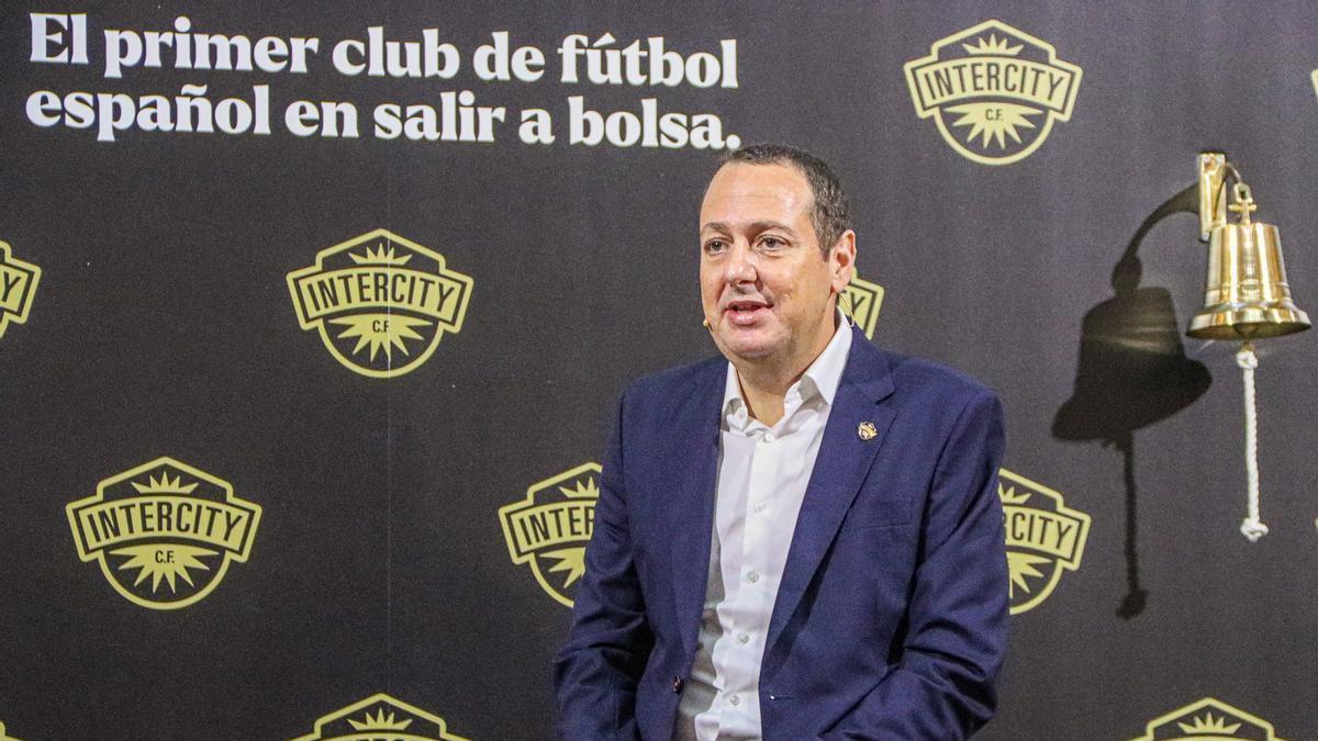 Salvador Martí, presidente del Intercity, durante la rueda de prensa en el Palacio de la Bolsa.