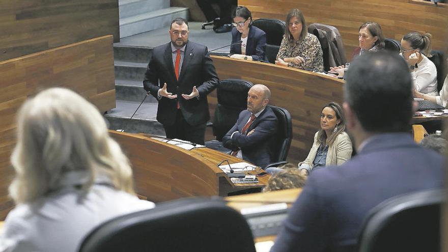 Adrián Barbón se dirige durante su intervención en el Pleno a los diputados de Vox, Ignacio Blanco y Sara Álvarez Rouco, de espaldas en la imagen.