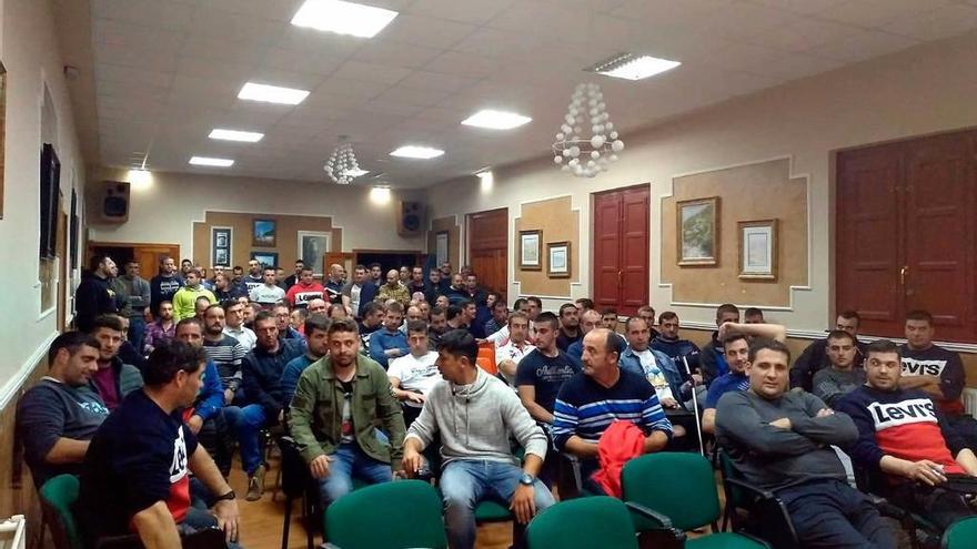 Asistentes a la asamblea celebrada la noche del domingo en Caborana.