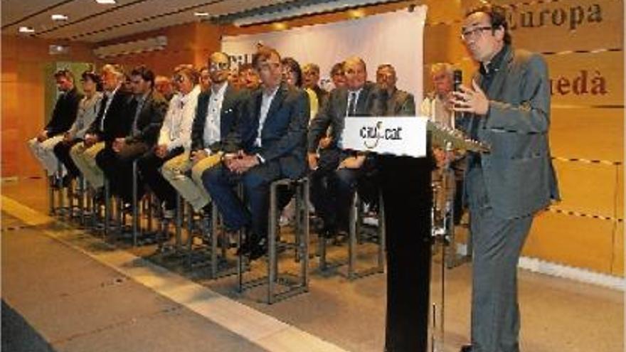 A la dreta, Josep Rull, en la intervenció durant l&#039;acte de CiU a Berga amb els alcaldable escoltant-lo, anit