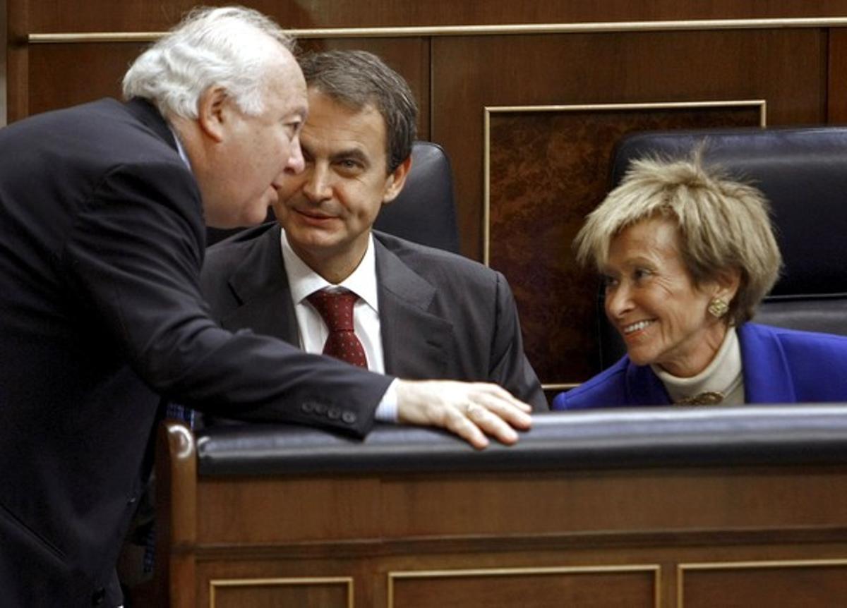 Zapatero, al centre, amb María Teresa Fernández de la Vega i Miguel Ángel Moratinos, avui en el debat pressupostari al Congrés, poc abans d’anunciar la remodelació del Govern. Zapatero, al centre, amb María Teresa Fernández de la Vega i Miguel Ángel Moratinos, avui en el debat pressupostari al Congrés, poc abans d’anunciar la remodelació del Govern.