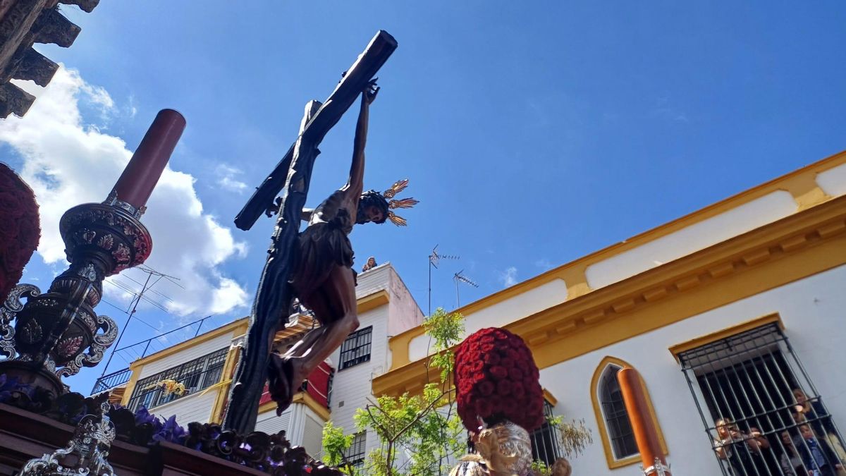 Cristo de la Buena Muerte saliendo de San Julián