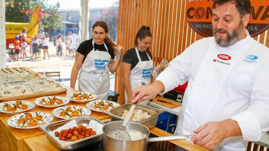 Miguel Mosteiro prepara un showcooking en la Feira da Conserva de Vilanova. |   // IÑAKI ABELLA