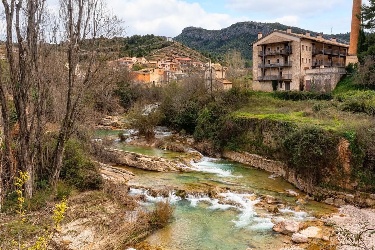 El río atraviesa el casco histórico de Beceite, llenándolo todo de verde