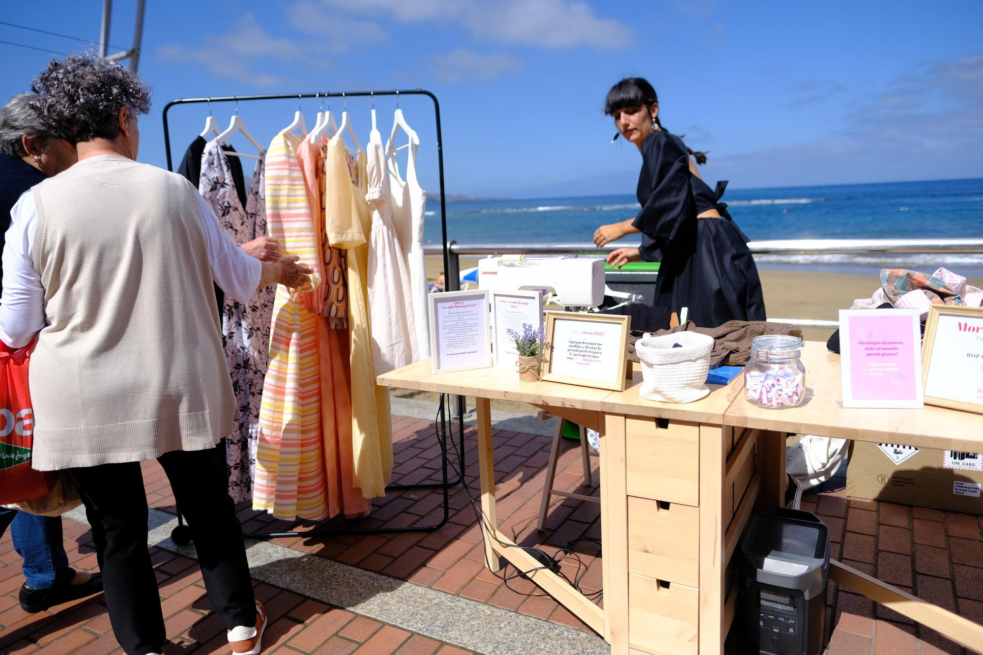 La diseñadora Gloria Mangolini cose con su máquina en la playa de Las Canteras