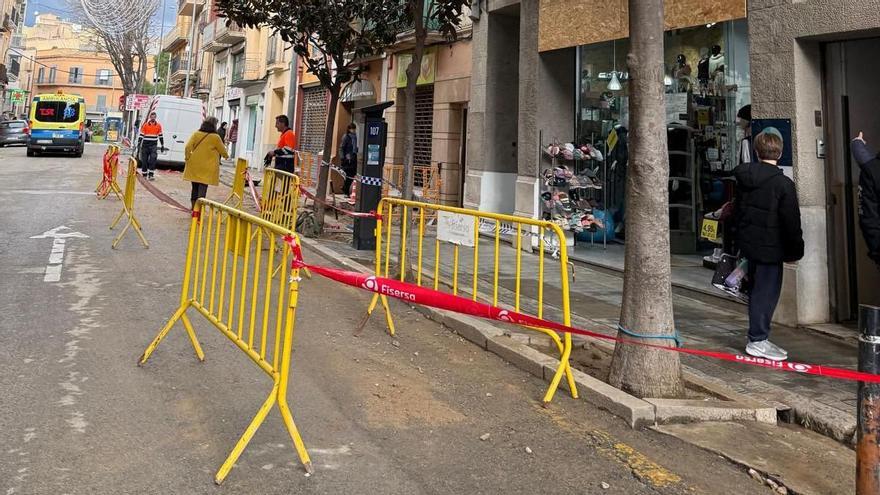 La zona d'obres on s'ha reparat la fuita d'aigua al carrer Nou de Figueres.