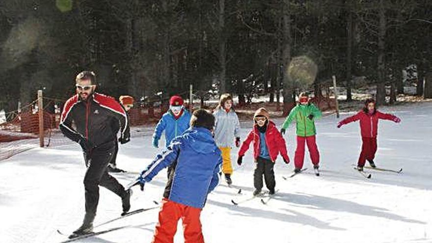 Escolars del Pirineu en una classe d&#039;esquí de fons del programa EBE