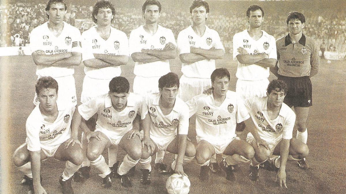 Arias, Subirats, Giner, Bossio, Fernando, Sempere, Arroyo, Alcañiz, Quique, Fenoll y Revert posan en el partido del ascenso de 1987.