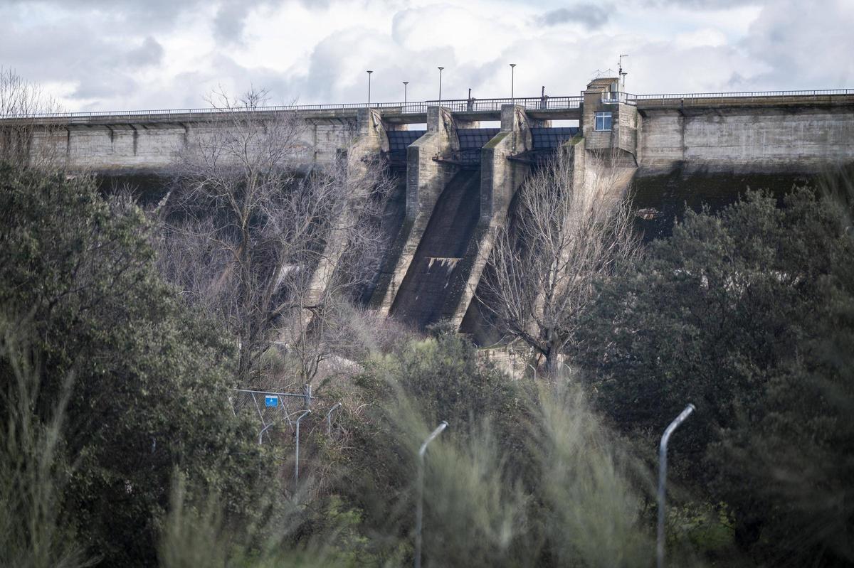 El Guadiloba asoma fuera de su pantano de Cáceres