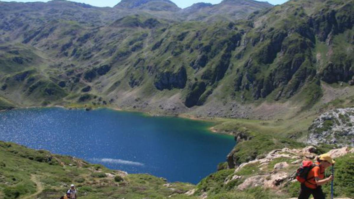 Nuevo mirador de La Peral, arriba;  y lagos de Saliencia, debajo. |  | CEDIDA A LNE