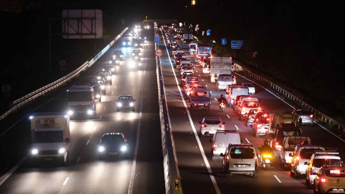 Atasco de vehículos en la TF-5, la Autopista del Norte, a la altura del municipio de El Sauzal. | CARSTEN W. LAURITSEN