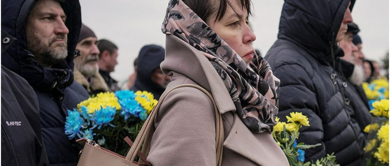 Varias personas en un cementerio de Bucha (Ucrania) recuerdan el pasado viernes a las víctimas del ejército ruso. Reuters