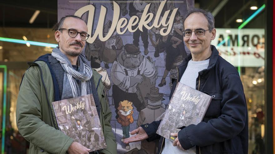 El guionista Juan Díaz Canales y el dibujante Giovanni Rigano (izquierda), ante la imagen de la portada de 'Weekly', 'spin off' del universo 'Blacksad'.