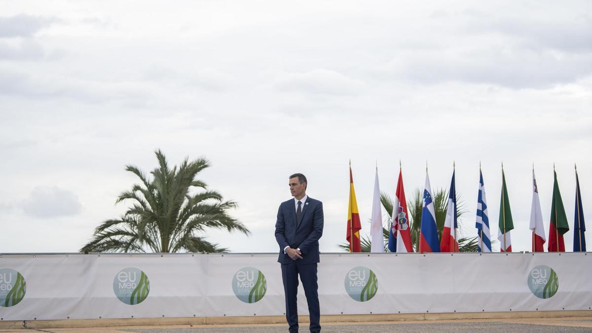 El presidente del Gobierno de España, Pedro Sánchez, espera para recibir a los mandatarios que participan en la Cumbre Euromediterránea EU-MED9, en la Ciudad de la Luz de Alicante, a 9 de diciembre de 2022, en Alicante, Comunidad de Valencia (España).