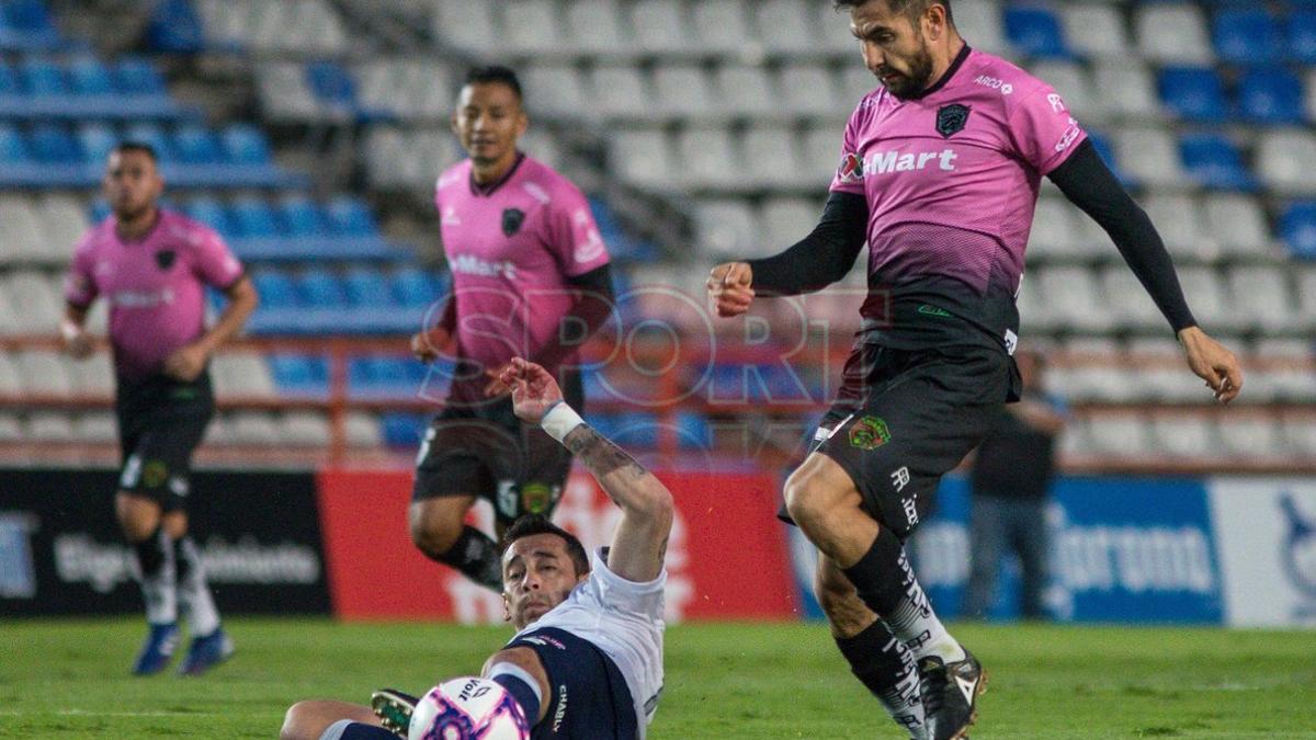 Sambueza en la barrida tratando de recuperar el balón