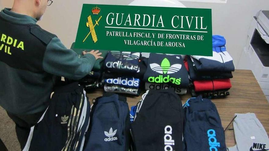 Ropa intervenida en el mercadillo de los sábados en O Grove  // Cedida