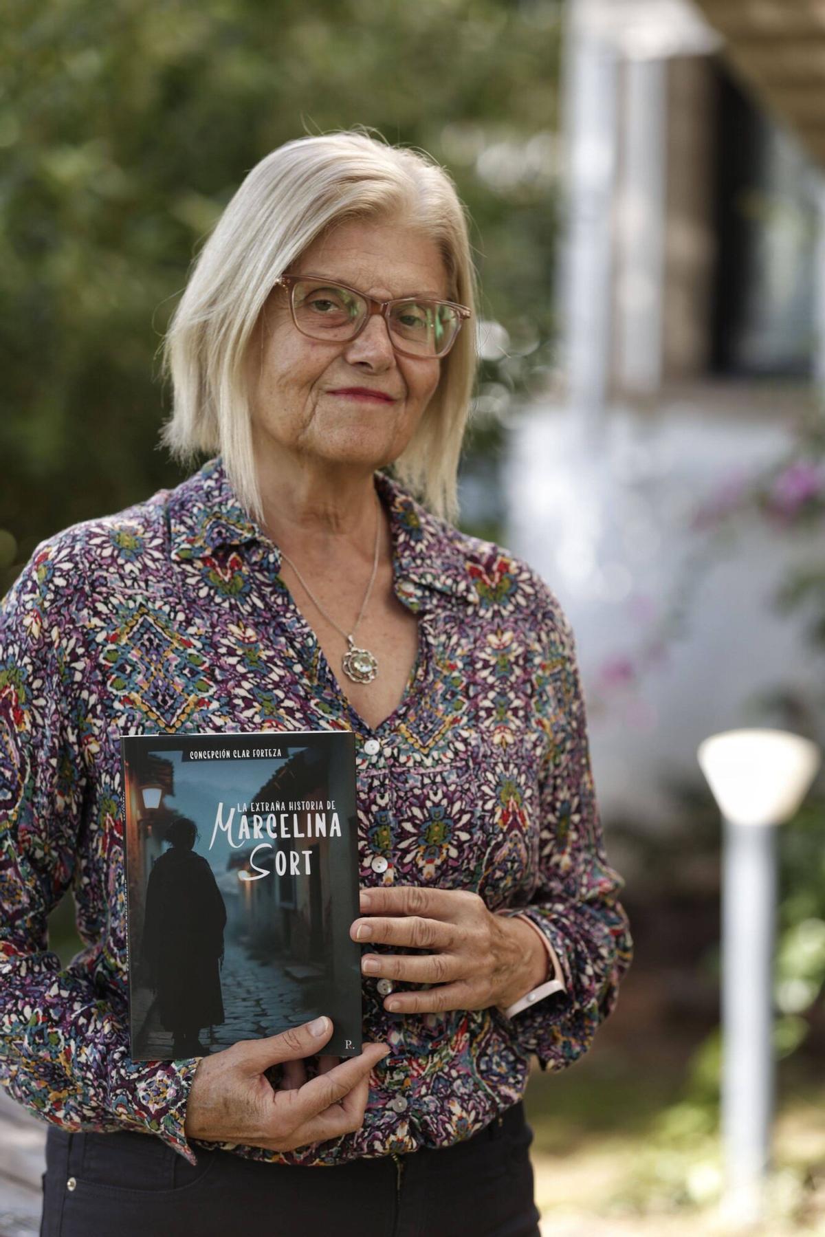 Concepción Clar posa con su tercera novela.