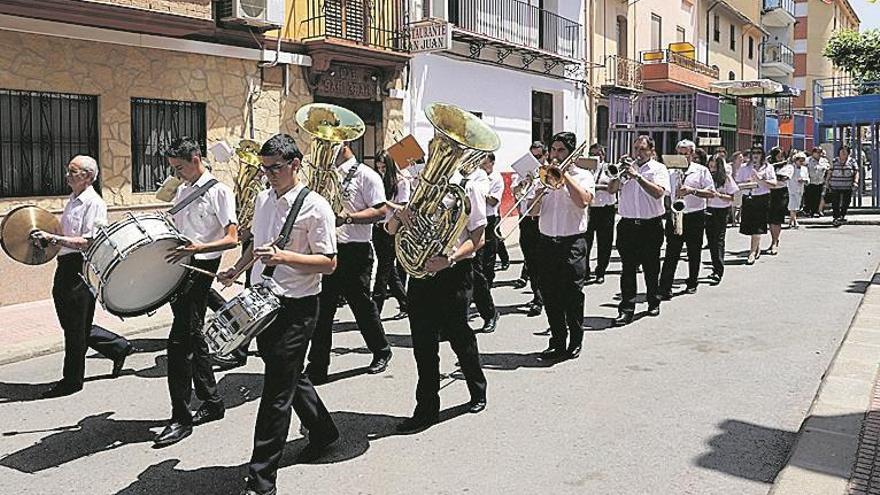 Carcasas y un pasacalle de la banda marcan el arranque festivo de Moró