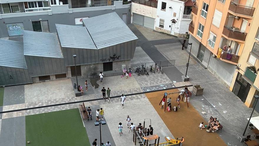 La plaça Josep Pallach de Girona, escenari de protestes veïnals per les trobades nocturnes de joves