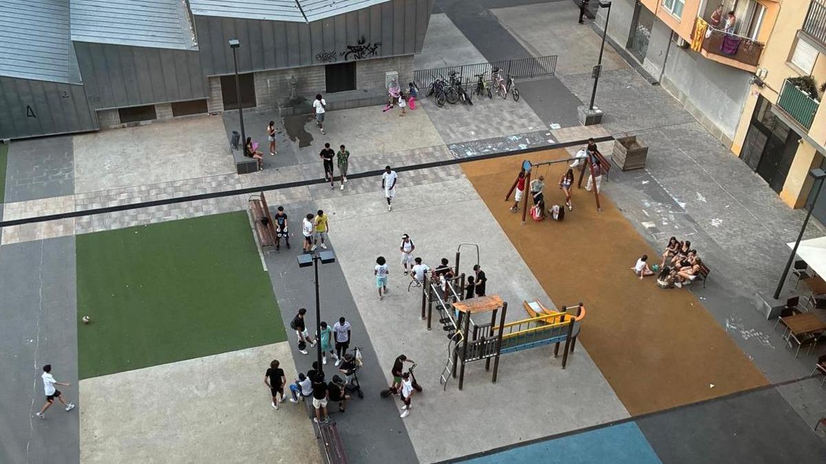 La plaça de Josep Pallach, plena de joves reunits