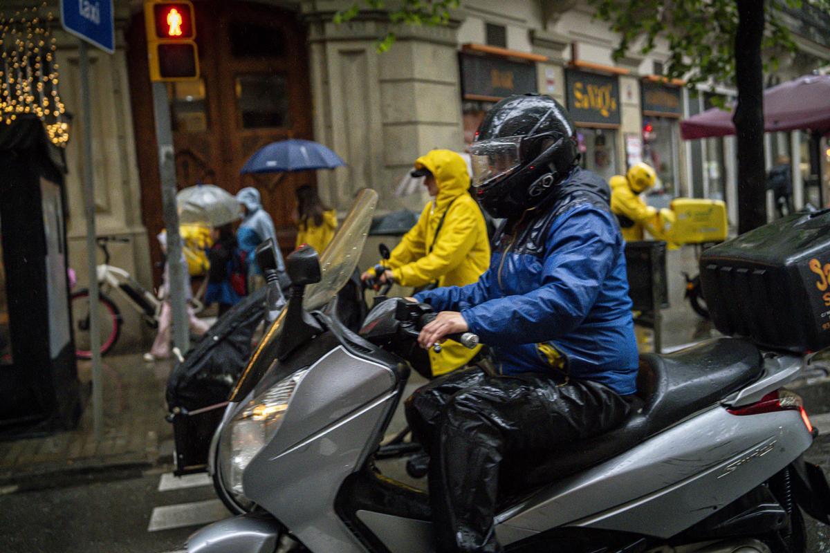 La lluvia azota la ciudad de Barcelona este lunes