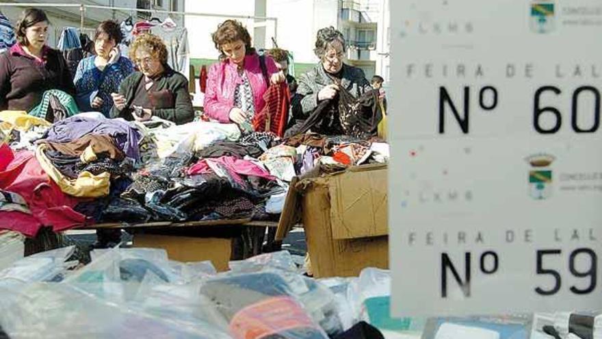 Puestos de textil en el mercado de Lalín.