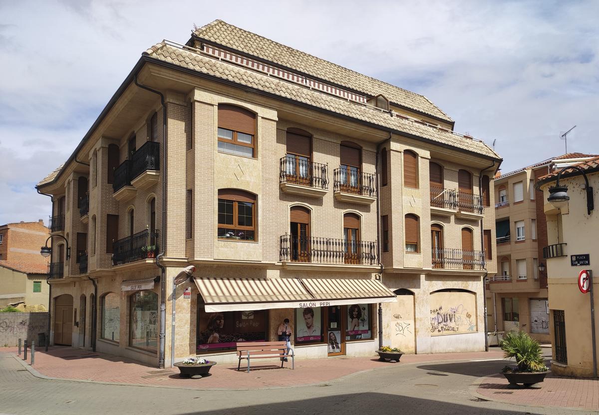 Edificio Villalar, visto desde la plaza de San Antón.