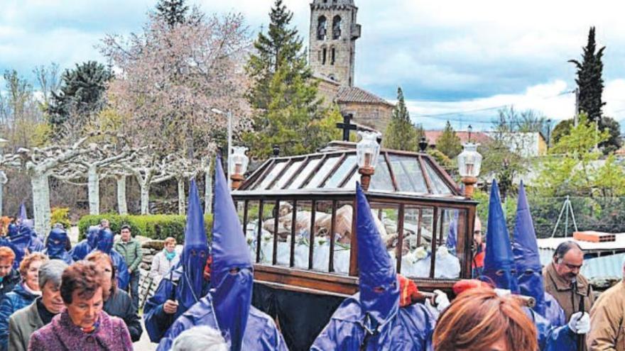 La Urna con Cristo muerto, por las calles de Mombuey.