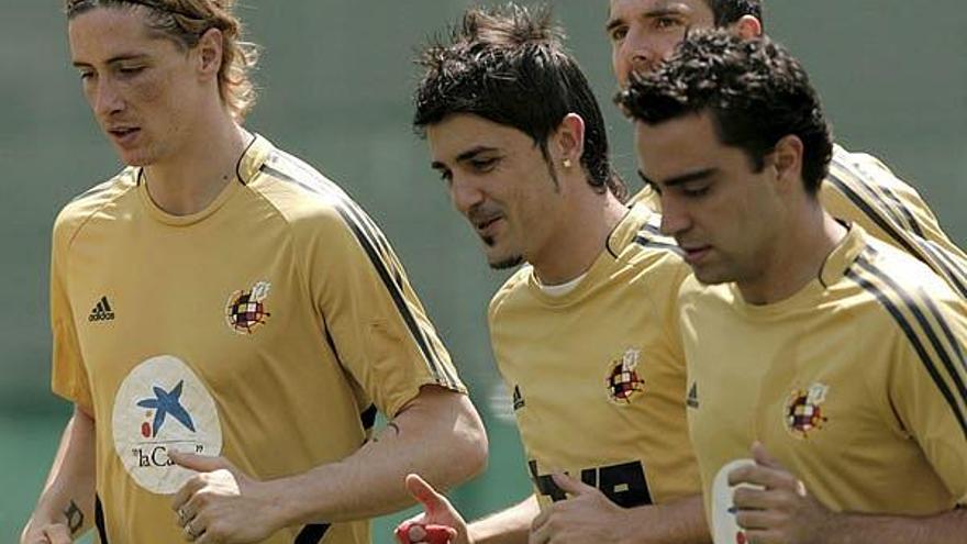 Los jugadores de la selección española de fútbol Fernando Torres, David Villa y Xavi Hernández