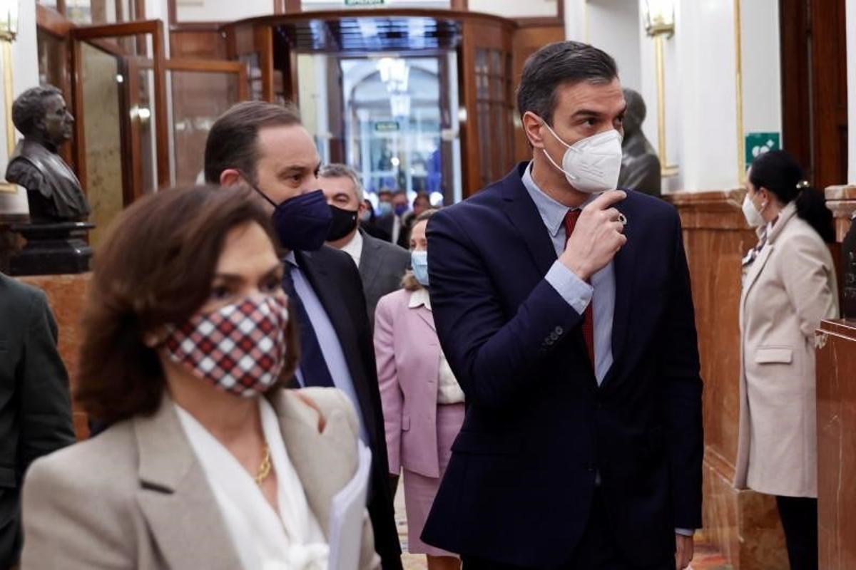 El presidente del Gobierno, Pedro Sánchez, junto a la entonces vicepresidenta primera, Carmen Calvo, y el ministro de Transportes, José Luis Ábalos, el pasado 10 de marzo de 2021 en el Congreso.