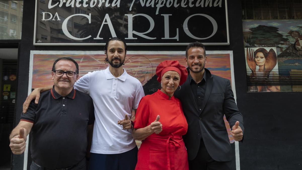 Carlo D’Anna y Adela Crispino con sus hijos ayer en la puerta del restaurante.