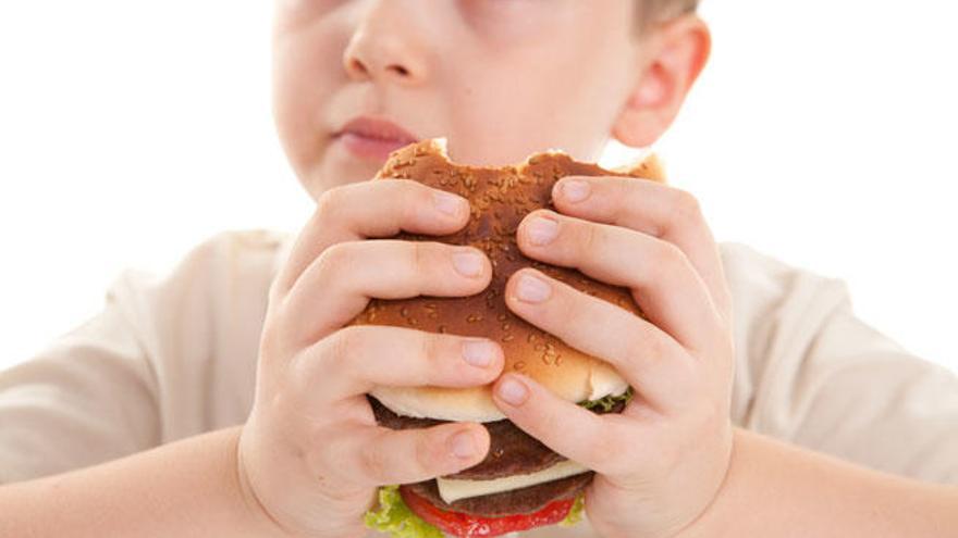 La mala alimentación es la principal causa de la obesidad infantil.