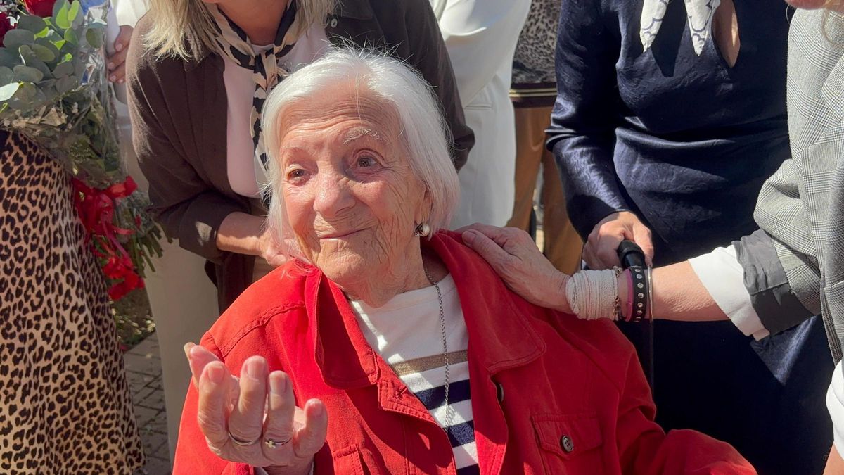 Encarna Gómez, hija de José Gómez Narváez, durante el acto de reinhumación de este en el cementerio de Badajoz.