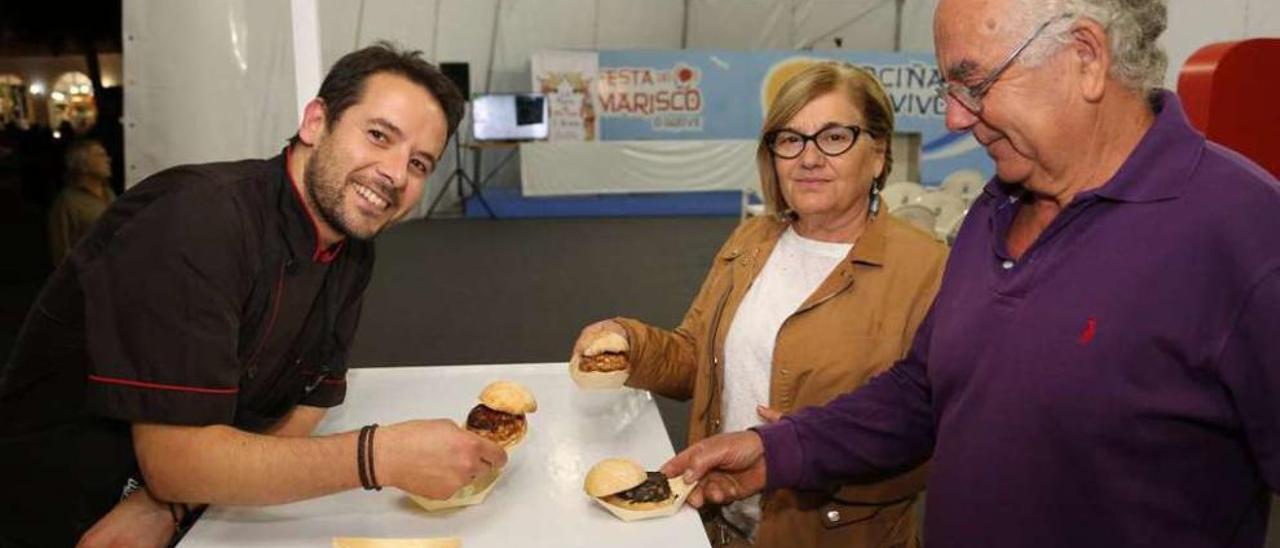 Álvaro Fuentes, del restaurante Meloxeira, en la pasada feria de pinchos de la Festa do Marisco. // Muñiz