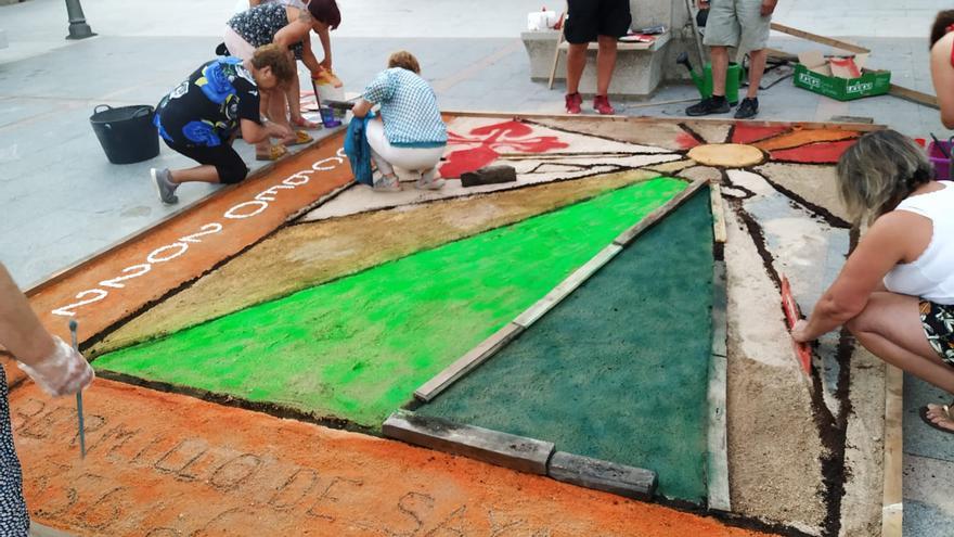 Voluntarias realizando la alfombra conmemorativa