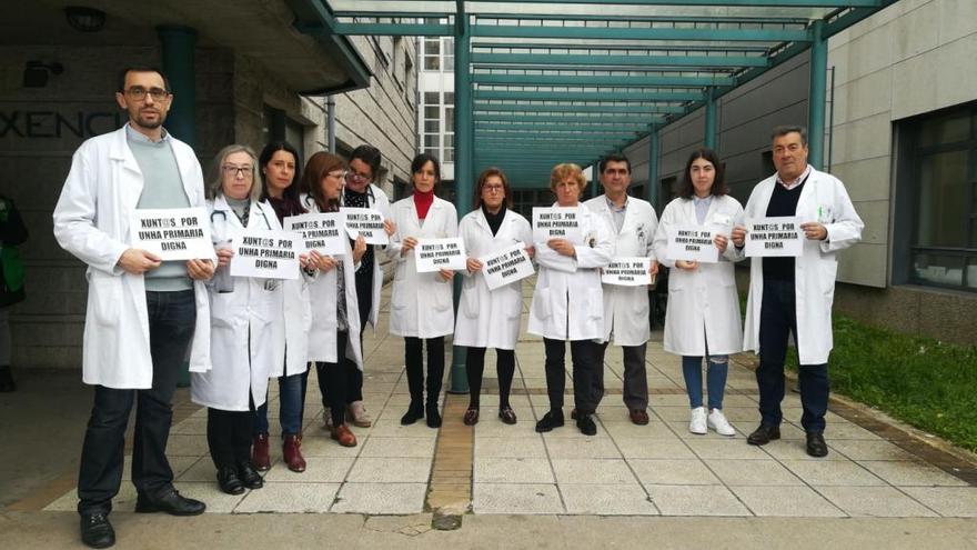 Concentración de los trabajadores sanitarios en el centro de salud de San Roque